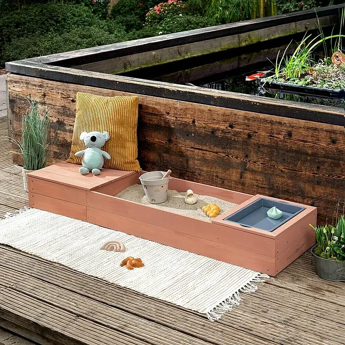 Muddy Buddy Sandkasten Space Saver - 150 x 45 x 20 cm, Holz, Puderrosa - Dieser Artikel zeigt einen Outdoorspieltisch mit Sandkasten und Wasserbecken für Kinder zum Spielen und Spaß haben.