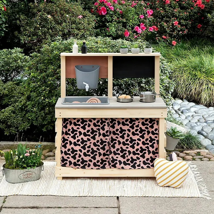 Muddy Buddy Matschküche Big Leo - 80 x 40 x 90 cm, Holz, Natur/ Puderrosa - Spielküche aus Holz mit Stoffvorhängen und Zubehör, ideal für den Garten, fördert kreatives Spielen im Freien.