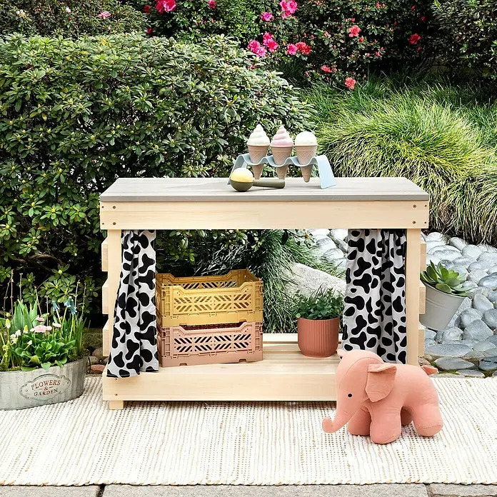 Muddy Buddy Kindertisch zum Matschen Little Leo - L x B x H: 80 x 40 x 55 cm, Holz, Natur/ Grau - Ein entzückender Kinderspielstand mit Eis, Kisten und einem Stoffelefanten, ideal für fantasievolles Spielen im Garten.