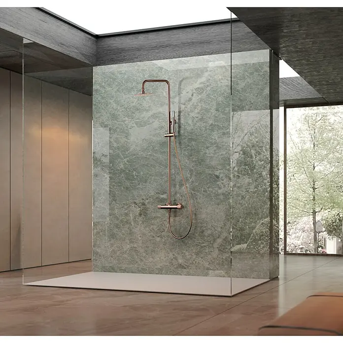 Imex Line Sistema de ducha - Con grifo monomando, Oro rosa - Elegante y moderna grifería de ducha en oro rosa sobre una pared de mármol. El diseño añade un toque de lujo y estilo al baño.