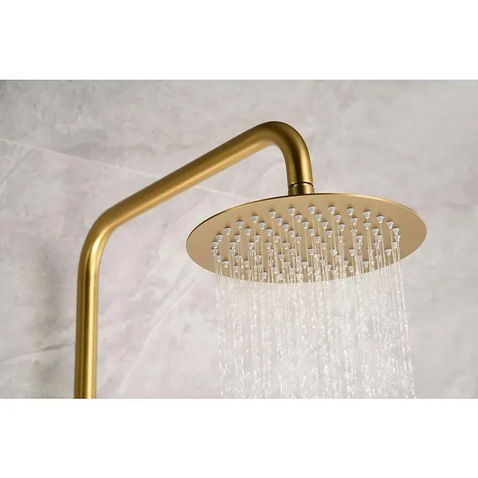 Imex Line Sistema de ducha - Con grifo termostático, Oro - Primer plano de un cabezal de ducha de color dorado que dispensa agua, prometiendo una experiencia de ducha lujosa y relajante.