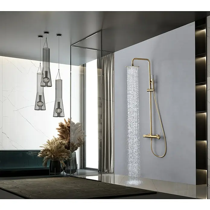 Imex Line Sistema de ducha - Con grifo monomando, Oro - Elegante baño con un juego de ducha dorado que rocía agua y lámparas colgantes con estilo. El diseño moderno añade un toque de lujo al espacio.
