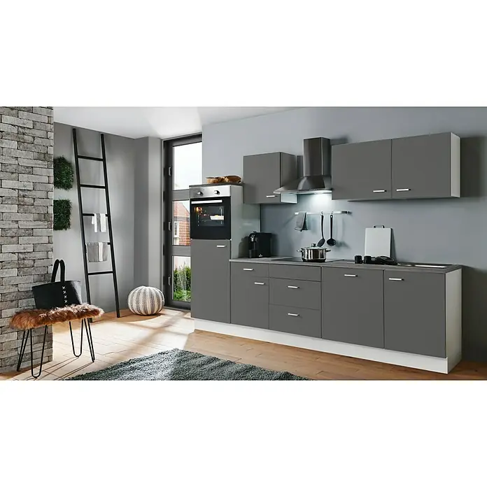 Menke Küchenzeile Classic - Breite: 280 cm, Graphit, Mit Elektrogeräten - Eine moderne graue Küche mit Ober- und Unterschränken, einem Ofen und einer Dunstabzugshaube. Eine Leiter und ein Hocker mit Fell ergänzen den Raum.