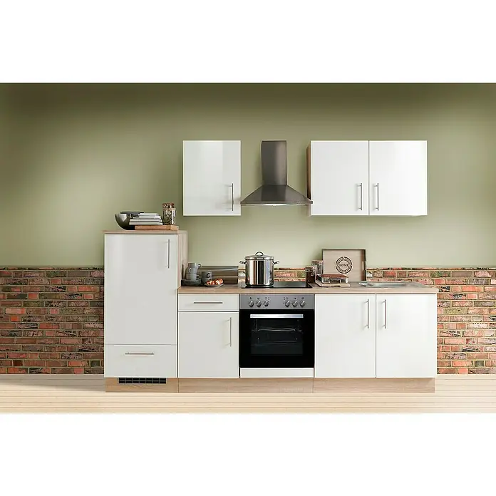 Menke Küchenzeile Premium - Breite: 270 cm, Weiß, Farbe Arbeitsplatte: Sonoma-Eiche, Mit Elektrogeräten - Küchenzeile mit weißen Schränken, Herd, Spüle und Dunstabzugshaube vor grüner Wand und Backsteinmauer. Helle Holzoptik für Arbeitsplatte und Sockel.