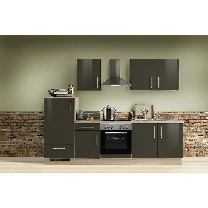Menke Küchenzeile Premium - Breite: 270 cm, Lava, Farbe Arbeitsplatte: Sonoma-Eiche, Mit Elektrogeräten - Eine moderne graue Küche mit Ober- und Unterschränken, einer Spüle und einem Herd mit Dunstabzugshaube in einem Raum mit Backsteinakzenten.