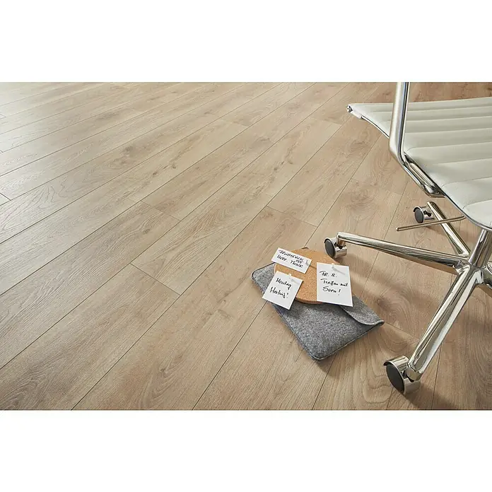 LOGOCLIC Ambienta Laminat - Honig Eiche, Landhausdiele, 1.288 x 195 x 10 mm - Eine Nahaufnahme eines Laminatbodens in natürlicher Holzoptik, ergänzt durch einen Bürostuhl und Notizen.