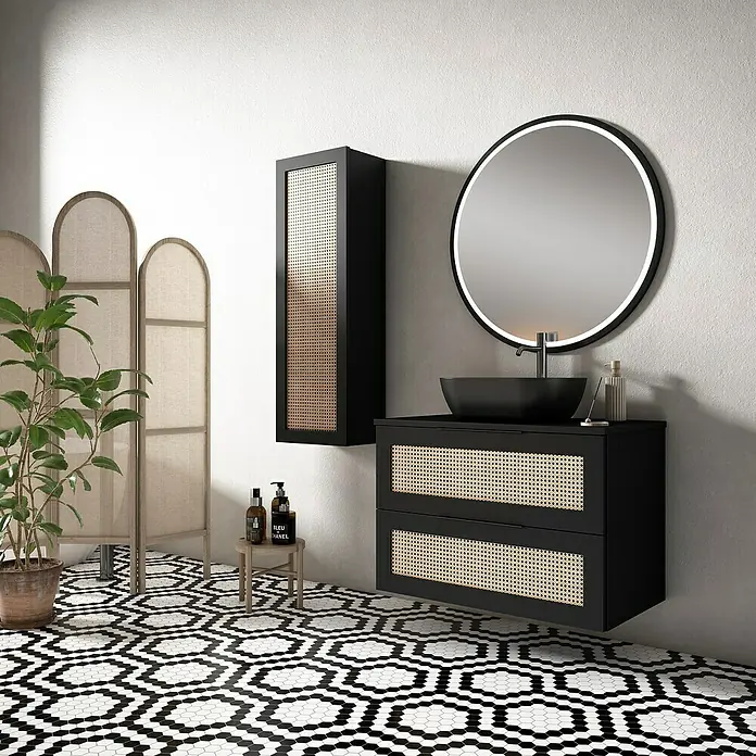 Mueble bajo de lavabo Akua - 100 cm, Negro, Montaje en la pared - Interior de baño con un elegante tocador negro con inserciones de ratán, un espejo redondo y un armario de pared a juego.