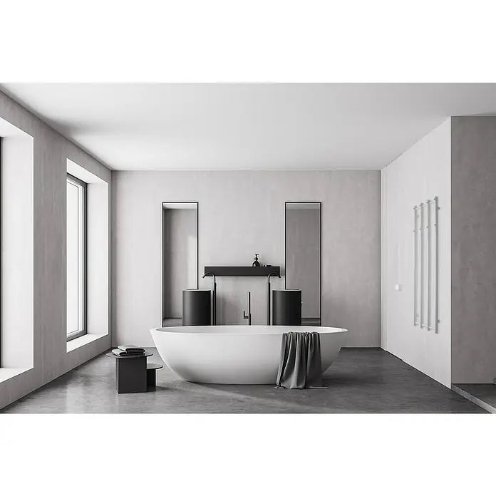TVS Design Badheizkörper Vino 4 - B x H: 350 x 1.400 mm, Wärmeleistung bei Vorlauftemperatur von 75 °C (D: 50): 212 W, Weiß - Elegantes Badezimmer mit freistehender Badewanne, minimalistischen Waschbecken und schlanken Spiegeln, die ein modernes Ambiente schaffen.