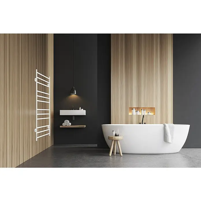 TVS Design Elektro-Badheizkörper Eldo 12LB x H: 53 x 116 cm, Mit Thermostat und Timer, Weiß - Elegantes Badezimmer mit einer freistehenden Badewanne, einem modernen Waschtisch und einem Handtuchwärmer. Das Design kombiniert Holz und dunkle Farben für einen stilvollen Look.