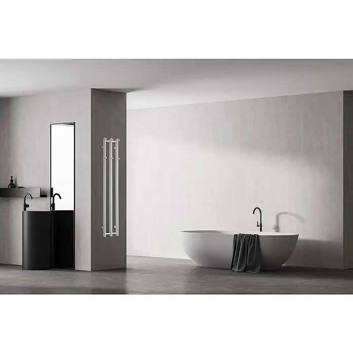 TVS Design Badheizkörper Vino 3 - B x H: 250 x 1.400 mm, Wärmeleistung bei Vorlauftemperatur von 75 °C (D: 50): 159 W, Weiß - Ein modernes Badezimmer mit einer freistehenden Badewanne, einem schwarzen Waschtisch und einem Handtuchwärmer. Elegantes Design für stilvolle Bäder.