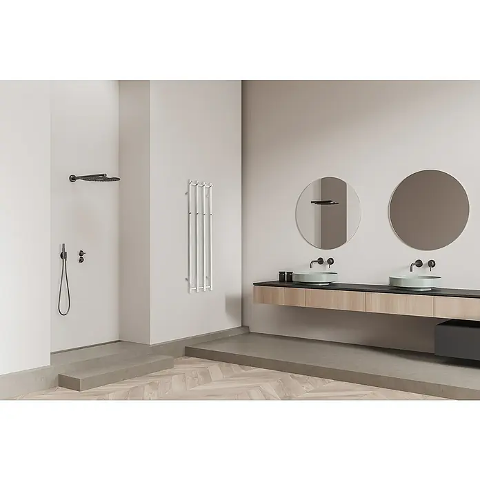 TVS Design Elektro-Badheizkörper Eldo 4 F - B x H: 350 x 1.400 mm, Mit Thermostat und Timer, Edelstahl - Ein modernes Badezimmer mit stilvoller Ausstattung, inklusive Handtuchwärmer, runden Spiegeln und eleganten Armaturen.