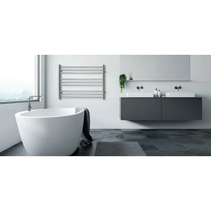 TVS Design Badheizkörper Pivo 9-1000 - B x H: 1.000 x 590 mm, Wärmeleistung bei Vorlauftemperatur von 75 °C (D: 50): 135 W, Chrom - Elegantes Badezimmer mit freistehender Badewanne, modernem Waschtisch und einem Handtuchwärmer an der Wand.