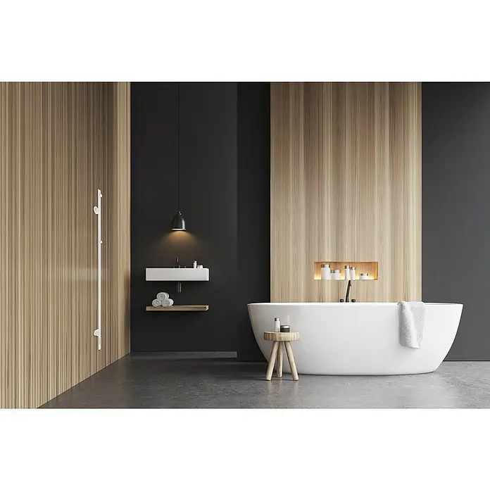 TVS Design Elektro-Badheizkörper Eldo 1 - B x H: 600 x 1.400 mm, Mit Thermostat und Timer, Weiß - Badezimmer mit freistehender Badewanne, Waschtisch und Holzakzenten. Elegantes Design mit dunklen und hellen Holzelementen.