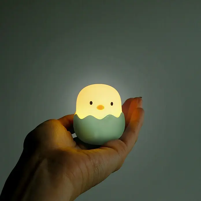 MegaLight LED-Nachtlicht BABY EGGY - 3 Stk., 0,2 W, L x B x H: 5 x 5 x 5,7 cm, RGBW, BABY EGGY - Eine Hand hält ein Küken-Nachtlicht, das sanftes Licht ausstrahlt, perfekt als beruhigendes Nachtlicht für Kinder.