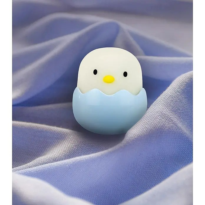 MegaLight LED-Nachtlicht BABY EGGY - 3 Stk., 0,2 W, L x B x H: 5 x 5 x 5,7 cm, RGBW, BABY EGGY - Niedlicher Küken-Nachtlicht-Diffusor in einer zerbrochenen blauen Eierschale auf einem lavendelfarbenen Stoff.