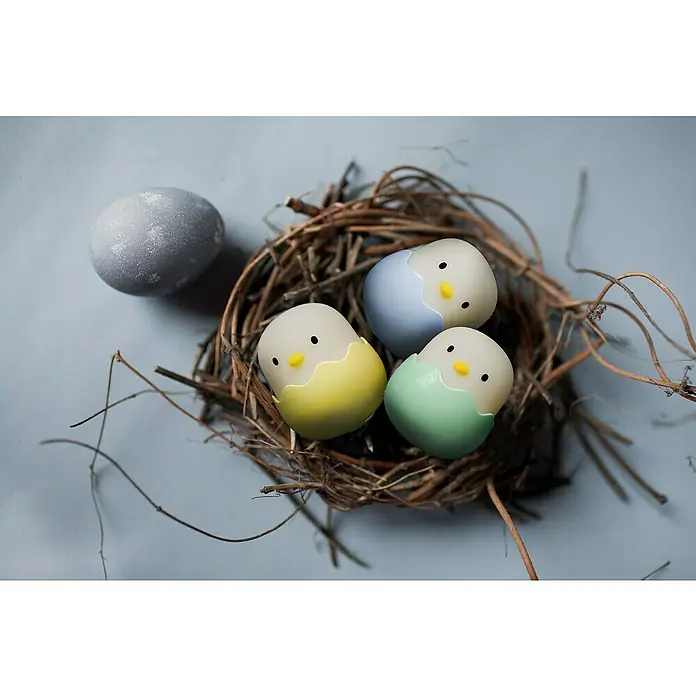 MegaLight LED-Nachtlicht BABY EGGY - 3 Stk., 0,2 W, L x B x H: 5 x 5 x 5,7 cm, RGBW, BABY EGGY - Niedliches Stillleben mit drei Küken-Eiern in einem Nest und einem einzelnen Ei, das eine frühlingshafte Ostereierstimmung erzeugt.