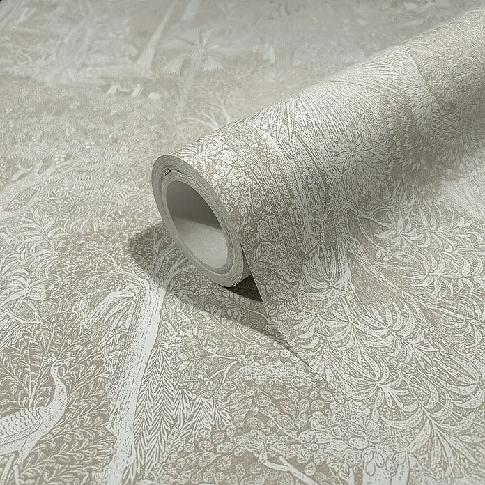 Marburg Heritage Vliestapete Gemaltes Waldmotiv - Beige, Floral, 10,05 x 0,53 m - Ein aufgerolltes Stück Tapete mit einem Muster aus Bäumen und Vögeln in sanften, neutralen Farben. Die Tapete verleiht jedem Raum Eleganz.