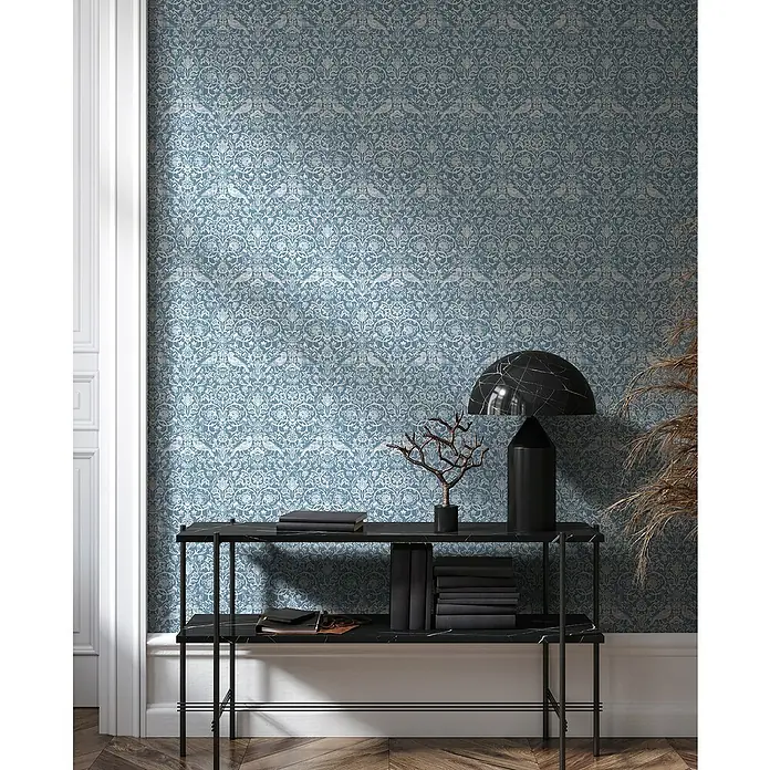 Marburg Heritage Vliestapete Allover mit Tieren & Blumen - Weiß/Blau, Floral, 10,05 x 0,53 m - Elegantes Interieur mit blauer Tapete, schwarzem Konsolentisch und stilvoller Lampe, die eine luxuriöse Atmosphäre schafft.