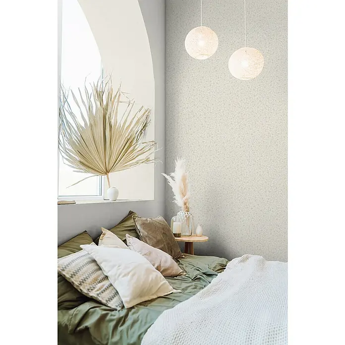 Marburg Heritage Vliestapete Glatte Struktur - Beige, Uni, 10,05 x 0,53 m - Ein Schlafzimmer mit zwei Kugellampen, einem Bett mit Kissen und einer Pflanze am Fenster bietet eine ruhige und stilvolle Atmosphäre.