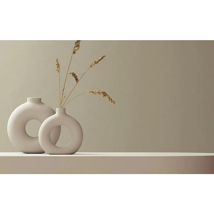 Marburg Struktura Vliestapete Kylie - Braun, Uni, 10,05 x 0,53 m - Runde Deko-Vasen aus Keramik in Beige mit Trockenblumen auf einem Podest. Elegantes und minimalistisches Design für moderne Wohnräume.