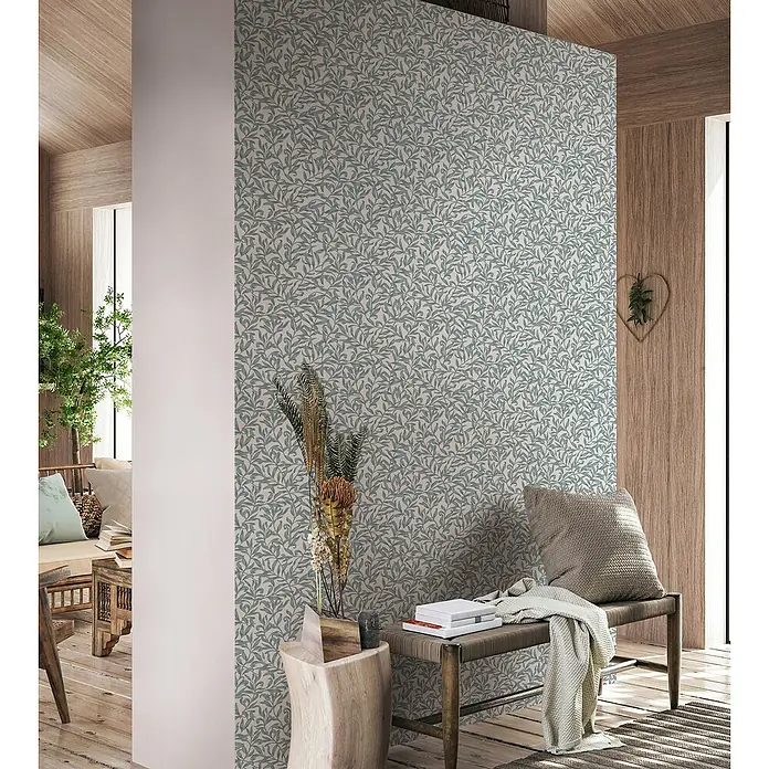 Marburg Heritage Vliestapete Blätterranken-Allover - Grau/Grün/Blau, Floral, 10,05 x 0,53 m - Nahaufnahme einer Wand mit grüner Blattmuster-Tapete. Die Tapete erzeugt eine beruhigende und natürliche Atmosphäre im Raum.