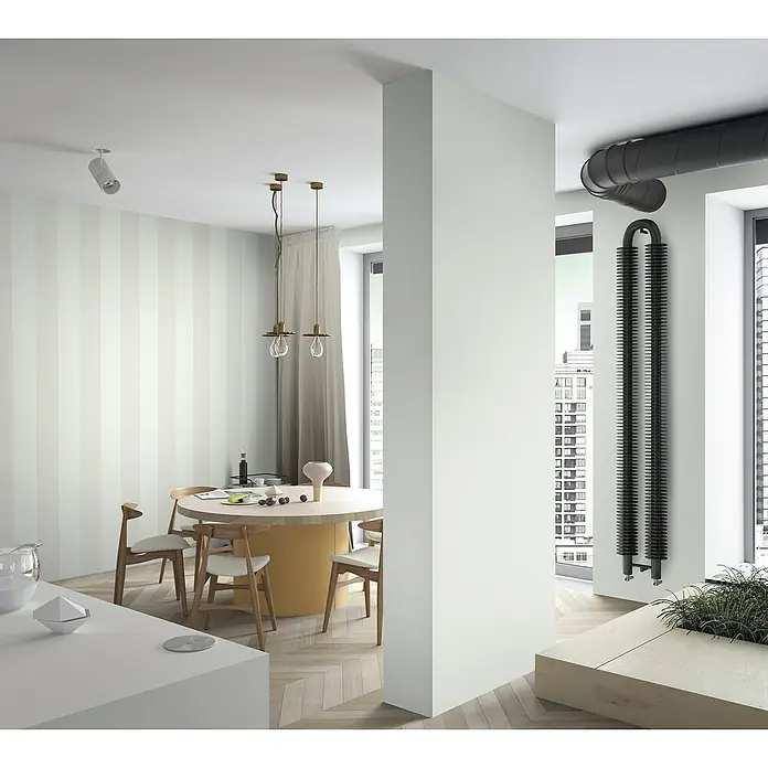 Marburg Heritage Vliestapete Blockstreifen - Grün, Streifen, 10,05 x 0,53 m - Elegantes Interieur mit Heizkörper: Ein moderner schwarzer Heizkörper fügt sich nahtlos in das helle und stilvolle Interieur ein.