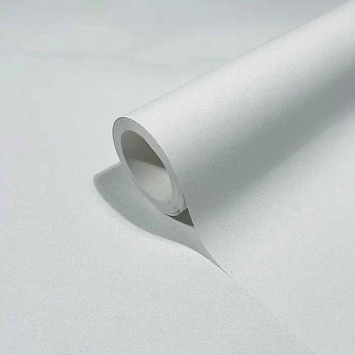 Marburg Heritage Vliestapete Glatte Struktur - Weiß, Uni, 10,05 x 0,53 m - Nahaufnahme einer Rolle weißer Vinyltapete, die sich teilweise abrollt und die Textur der Tapete zeigt.