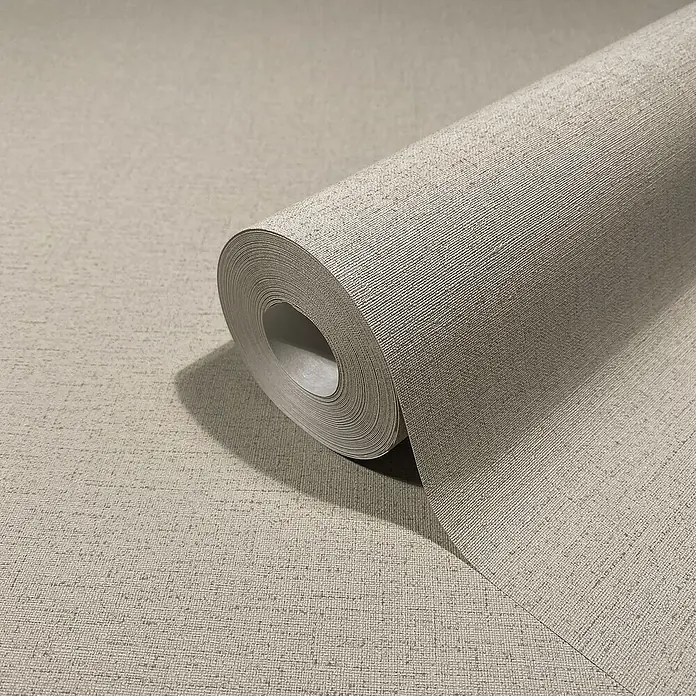 Marburg Struktura Vliestapete Kylie - Braun, Uni, 10,05 x 0,53 m - Nahaufnahme einer Rolle beiger Textiltapete, die eine natürliche und elegante Wandgestaltung ermöglicht.