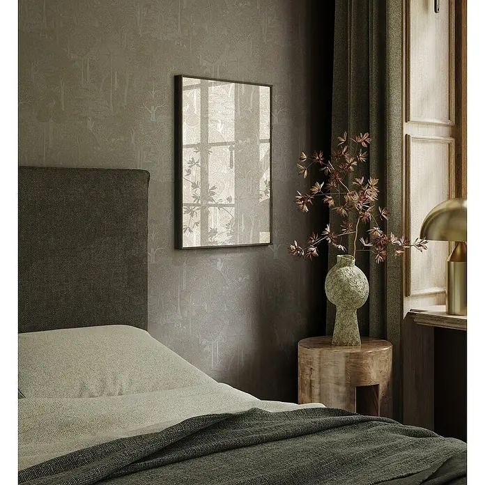 Marburg Heritage Vliestapete Gemaltes Waldmotiv - Beige, Floral, 10,05 x 0,53 m - Einrichtungsidee mit einem stilvollen Bett, einem Spiegel und einer Vase auf einem Nachttisch, die ein gemütliches Ambiente schaffen.