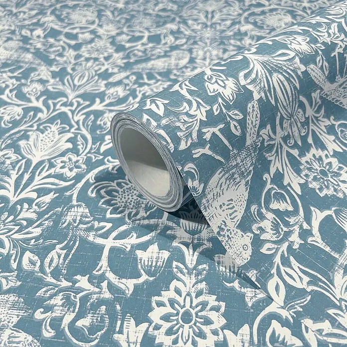 Marburg Heritage Vliestapete Allover mit Tieren & Blumen - Weiß/Blau, Floral, 10,05 x 0,53 m - Eine Rolle stilvoller Tapete mit floralem Muster und Vogelmotiven in sanften Blau- und Weißtönen. Ideal für eine gemütliche und elegante Raumgestaltung.