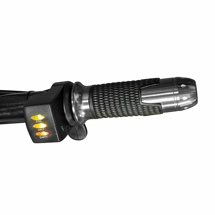 Zipper Akku-Schubkarre ZI-EWB500 - 500 W, Material Wanne: Stahl, Traglast: 150 kg - Nahaufnahme eines E-Bike-Griffs mit Akkuanzeige. Die Anzeige zeigt voll, halb und leer an und die Griffstruktur ist mit einer chromfarbenen Kappe versehen.