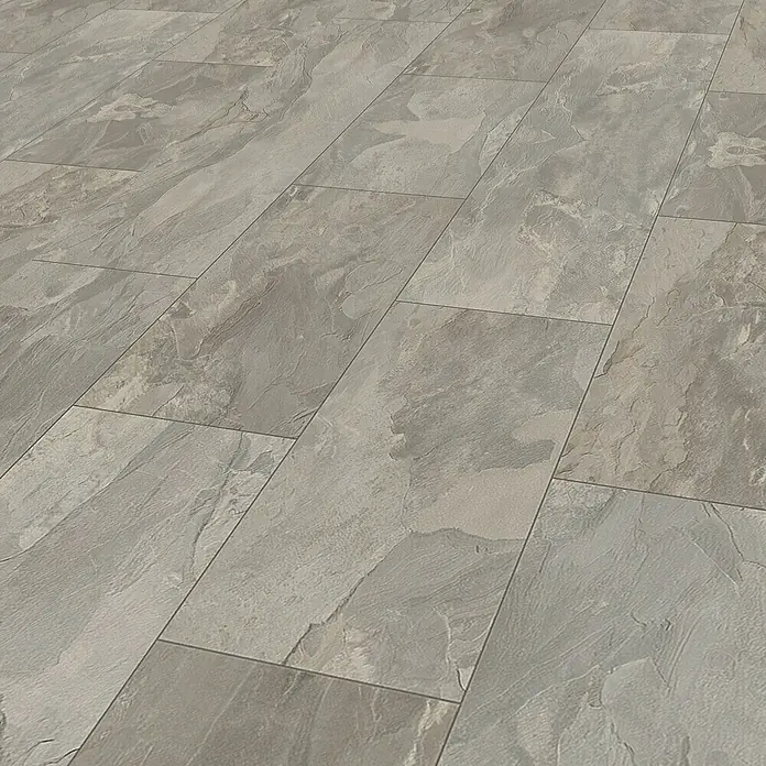 Krono Original Laminatmuster Organic Classic Silverado Slate - 297 x 330 x 8 mm, Fliesenoptik - Nahaufnahme von strukturierten grauen Bodenfliesen, die ein modernes und stilvolles Ambiente vermitteln.\n