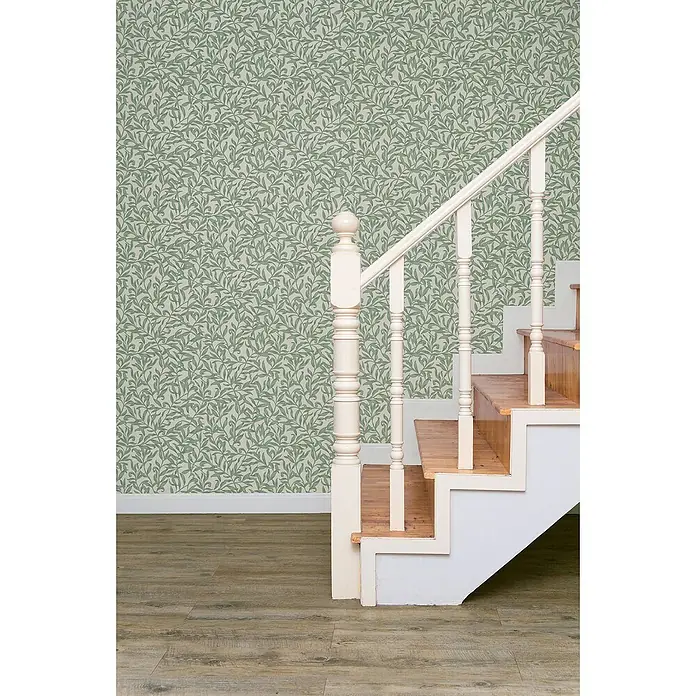 Marburg Heritage Vliestapete Blätterranken-Allover - Grün/Grau, Floral, 10,05 x 0,53 m - Treppenhaus mit grüner Blättertapete. Die detailreiche Tapete verleiht dem Raum eine frische, natürliche Note und harmoniert gut mit den Holzstufen.