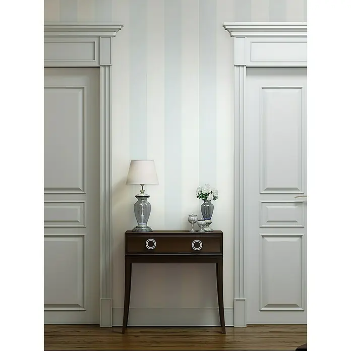 Marburg Heritage Vliestapete Blockstreifen - Blau/Grau, Streifen, 10,05 x 0,53 m - Elegante dunkle Konsole mit Lampe, Vase und Gläsern zwischen zwei weißen Türen. Der Tisch ist der zentrale Blickfang im Raum.