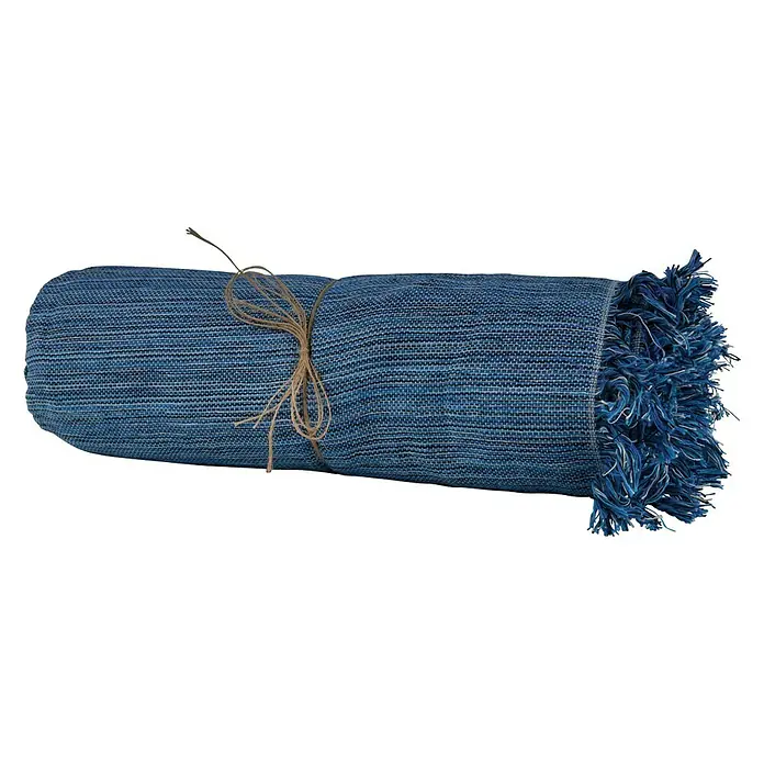 Manta para sofá Multiusos XXL - Textil, Índigo - Manta de playa azul enrollada con flecos y envuelta con una cuerda, perfecta para viajes a la playa y picnics al aire libre.