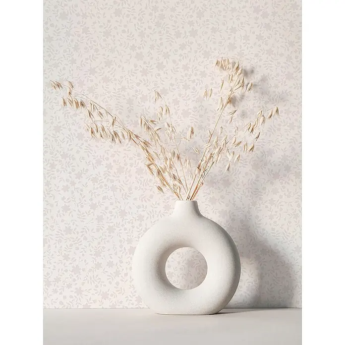 Marburg Heritage Vliestapete mit feinen Blättern - Rosa, Floral, 10,05 x 0,53 m - Einzigartige Dekoration: Eine stilvolle, runde Vase mit getrockneten Blumen vor einem zarten, floralen Hintergrund, die eine ruhige und elegante Atmosphäre schafft.