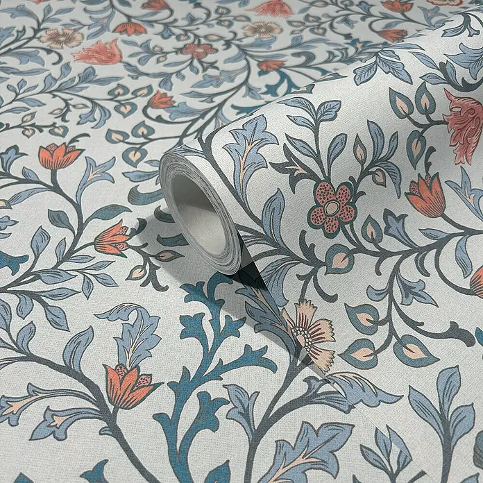 Marburg Heritage Vliestapete Blumenallover - Blau, Floral, 10,05 x 0,53 m - Nahaufnahme einer Rolle dekorativer Blumentapete mit einem floralen Muster in Blau-, Grau- und Koralltönen auf einem neutralen Hintergrund.