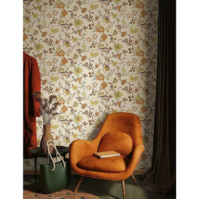 Marburg Heritage Vliestapete Blumenmotiv - Rosa/Braun/Orange, Floral, 10,05 x 0,53 m - Elegantes Interieur mit einem orangefarbenen Sessel, einer stilvollen Tasche und floraler Tapete, die eine warme und einladende Atmosphäre schafft.