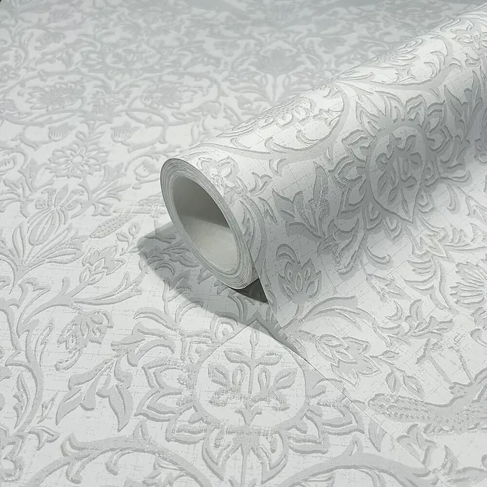 Marburg Heritage Vliestapete Allover mit Tieren & Blumen - Weiß/Grau, Floral, 10,05 x 0,53 m - Nahaufnahme einer Rolle mit weißer Tapete mit filigranem, floralem Muster, das eine elegante und ruhige Atmosphäre schafft.