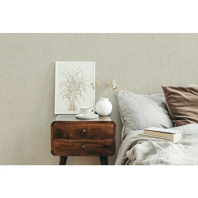 Marburg Heritage Vliestapete Textil-Optik - Beige, Uni, 10,05 x 0,53 m - Dieses Schlafzimmerbild zeigt einen Nachttisch aus Holz mit einer Teetasse, einer Blumenvase und einem Pflanzenbild.