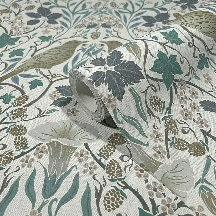 Marburg Heritage Vliestapete Tiere & Blumen - Weiß/Grün/Blau, Floral, 10,05 x 0,53 m - Nahaufnahme einer Rolle gemusterter Tapete mit Pflanzen- und Vogelmotiven in beruhigenden Farben.