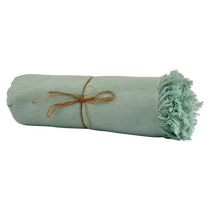 Manta para sofá Multiusos XXL - Textil, Verde agua - Toalla de playa enrollada de color azul claro con borlas, atada con cuerda marrón para días de playa elegantes.