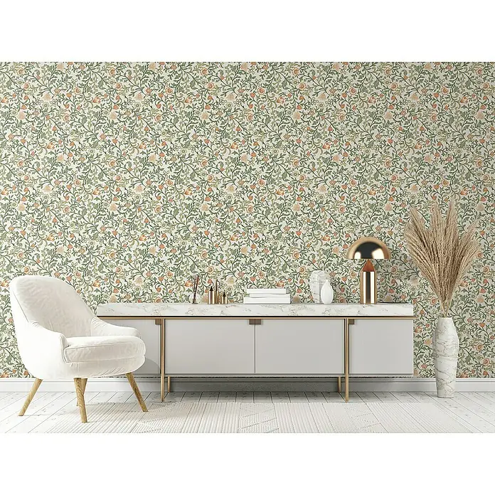 Marburg Heritage Vliestapete Blumenallover - Weiß/Grün, Floral, 10,05 x 0,53 m - Zimmer mit weißem Sessel und Kommode. Die Wand ist mit einer floralen Tapete in Grün- und Orangetönen bedeckt.