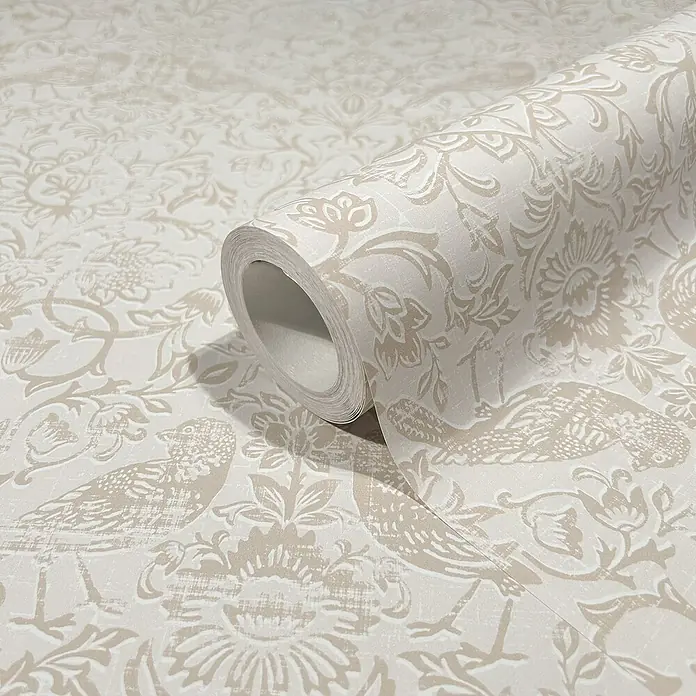 Marburg Heritage Vliestapete Allover mit Tieren & Blumen - Grau/Beige, Floral, 10,05 x 0,53 m - Nahaufnahme einer Rolle strukturierten Tapeten mit Vogel- und Blumenmuster in sanften Creme- und Beigetönen, die eine elegante und natürliche Note verleiht.