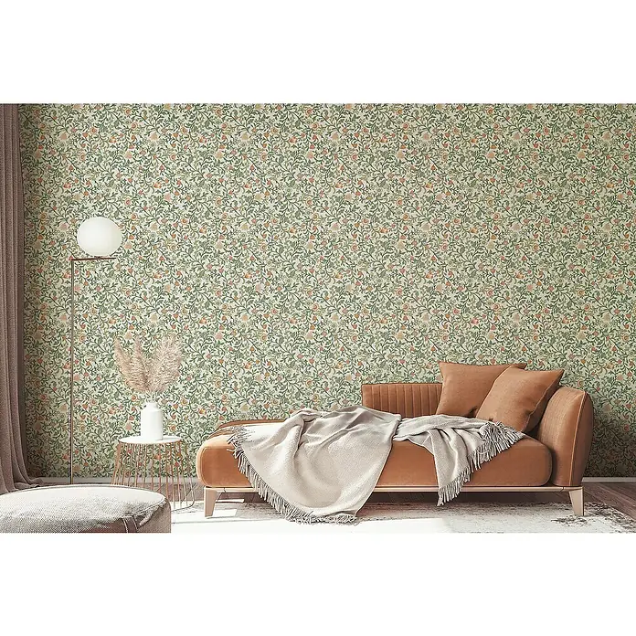 Marburg Heritage Vliestapete Blumenallover - Weiß/Grün, Floral, 10,05 x 0,53 m - Wohnzimmer mit braunem Sofa vor Wand mit floralem Muster. Stehleuchte und Beistelltisch mit Vase ergänzen das Ambiente.