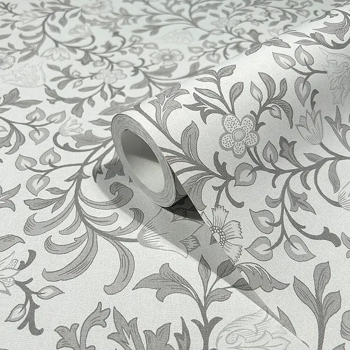 Marburg Heritage Vliestapete Blumenallover - Grau, Floral, 10,05 x 0,53 m - Nahaufnahme einer Rolle zarter, floral gemusterter Tapete in Grau- und Weißtönen, die eine elegante und ruhige Atmosphäre vermittelt.