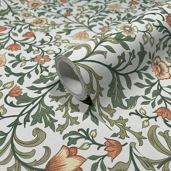 Marburg Heritage Vliestapete Blumenallover - Weiß/Grün, Floral, 10,05 x 0,53 m - Ein Rollen-Tapetenprodukt mit einem floralen Muster in Grün- und Orangetönen auf einem hellen Hintergrund, ideal für stilvolle Innenräume.