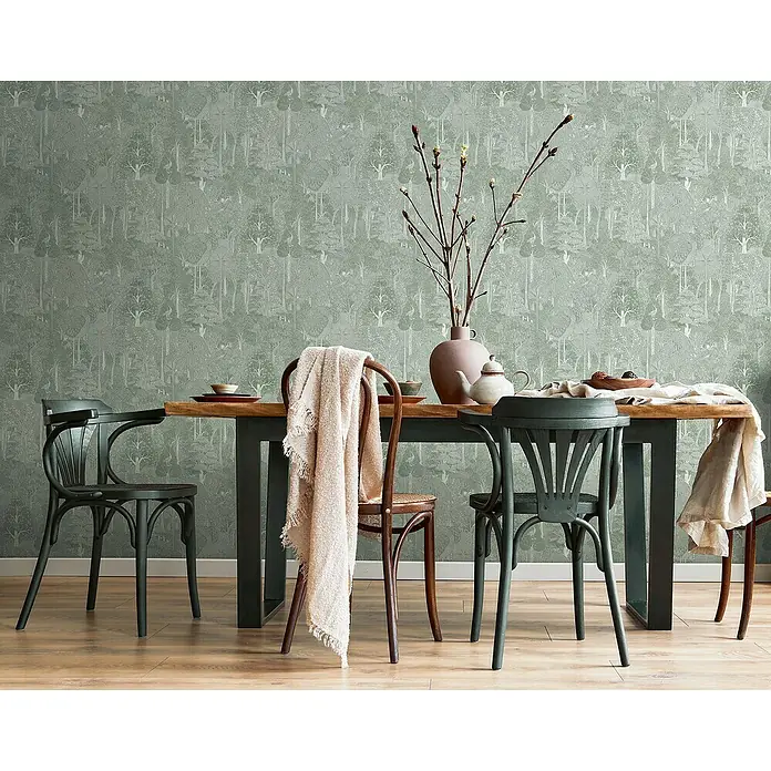 Marburg Heritage Vliestapete Gemaltes Waldmotiv - Grün/Weiß, Floral, 10,05 x 0,53 m - Detailansicht eines Esszimmers mit einem Holztisch, umgeben von Stühlen und einer dekorativen Tapete im Hintergrund.