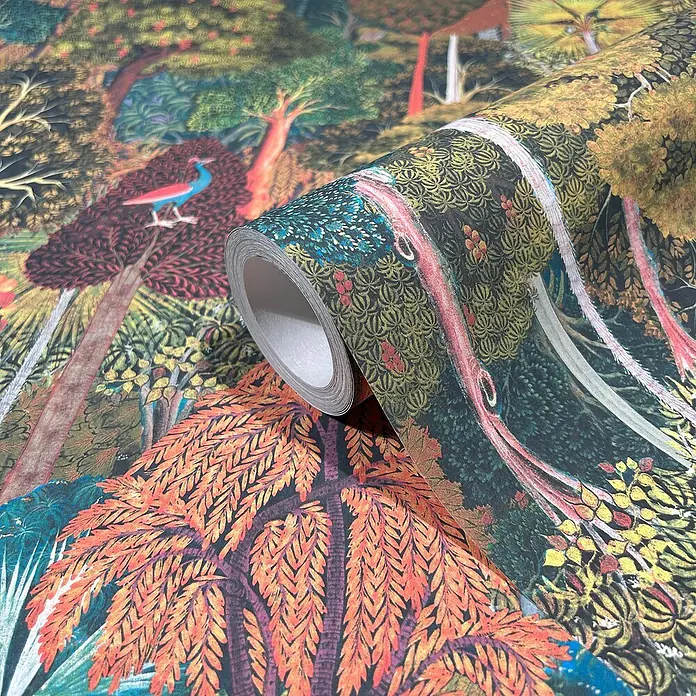 Marburg Heritage Vliestapete Gemaltes Waldmotiv - Grün/Braun, Floral, 10,05 x 0,53 m - Detailaufnahme einer Rolle dekorativer Waldtapete mit floralen Mustern und bunten Bäumen für eine fantasievolle Raumgestaltung.