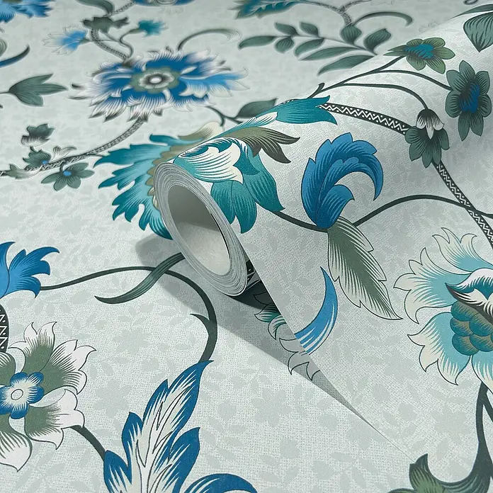 Marburg Heritage Vliestapete Blumenmotiv - Grün/Türkis, Floral, 10,05 x 0,53 m - Nahaufnahme einer Rolle floral gemusterter Tapete in Blau- und Grüntönen, die ein elegantes, dekoratives Element zeigt.